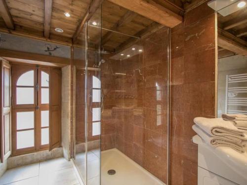 W łazience znajduje się prysznic ze szklanymi drzwiami. w obiekcie Manoir de Danigny w mieście Saint-Martin-des-Entrées