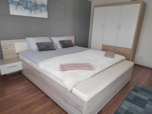 ein Schlafzimmer mit einem großen Bett in einem Zimmer in der Unterkunft Manuela in Ližnjan