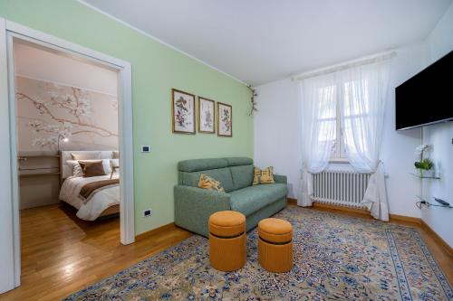a living room with a couch and a bed at Mercatovecchio Ivy House in Udine