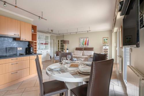 une cuisine et une salle à manger avec une table et des chaises dans l'établissement Appartement face mer pour 4 personnes, à Pornic
