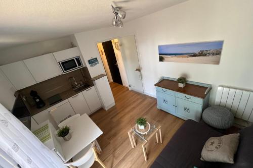 - un salon avec un lit et une table dans l'établissement Studio Résidence des Marronniers, à Quiberon