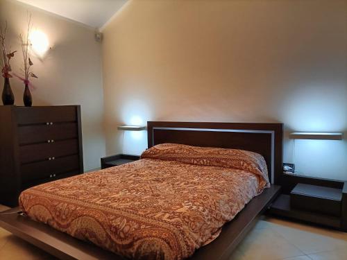 1 dormitorio con 1 cama y vestidor en Il palazzetto "fori porta" en Vitorchiano