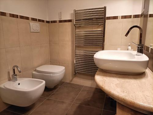 a bathroom with a toilet and a bidet and a sink at Il palazzetto "fori porta" in Vitorchiano