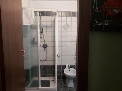 y baño con ducha, aseo y lavamanos. en Gagliaudo Loft, en Alessandria