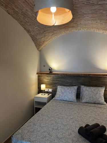 - une chambre avec un grand lit et une tête de lit en bois dans l'établissement Consolación17, à Cáceres