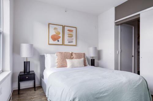 1 dormitorio blanco con 1 cama y 2 lámparas en 2B w WD Gym Rooftop Steps from T stop BOS-533, en Somerville