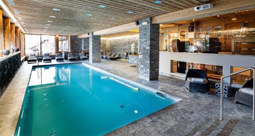 ein Swimmingpool in einem Hotelzimmer mit Pool in der Unterkunft Fer à Cheval in Megève