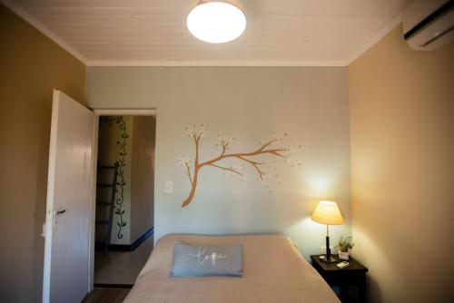 1 dormitorio con 1 cama con un mural en la pared en House of Falls en Puerto Iguazú