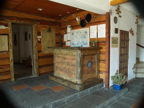 une chambre avec une grande cheminée en bois dans une maison dans l'établissement Predeal Club, à Predeal