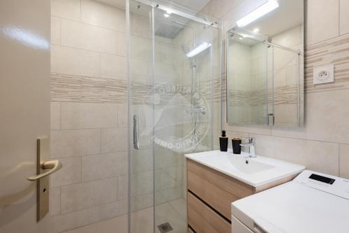 une salle de bain avec douche et lavabo dans l'établissement AS22429 - P2 Cabine avec terrasse et jardin privatif, au Grau-du-Roi