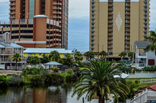 una ciudad con edificios altos y un río en 214 Shoreland Home, en Gulf Shores