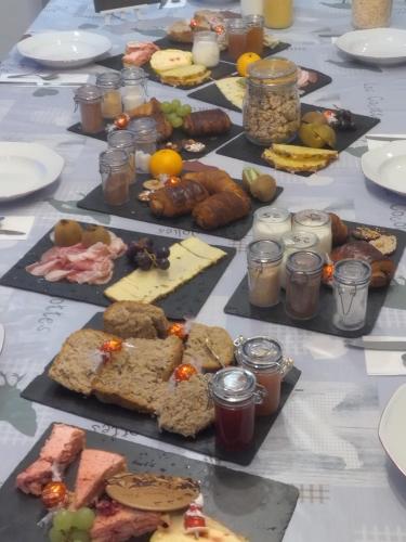 een tafel met veel borden eten erop bij Le Bonheur En Bretagne in Rouillac