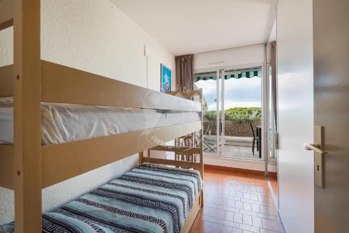 מיטה או מיטות קומותיים בחדר ב-AS4273 - P2 cabine avec jolie vue Port avec piscine