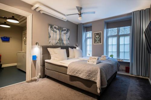 een slaapkamer met een bed en een groot raam bij The Churchill 5 by Daniel&Jacob's in Kopenhagen