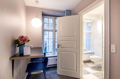 コペンハーゲンにあるThe Churchill 5 by Daniel&Jacob'sのバスルーム(デスク、トイレ、窓付)が備わります。