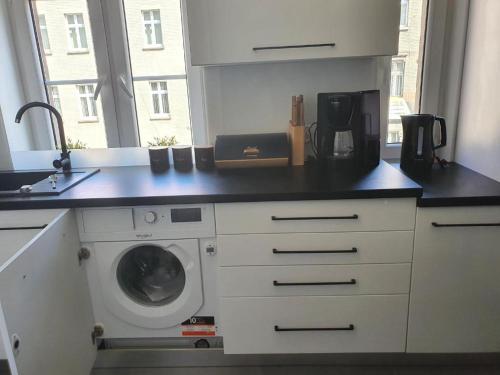 kuchnia z pralką na blacie w obiekcie GLIWICKA 16 w mieście Katowice