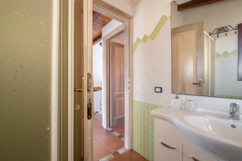 a bathroom with a sink and a mirror at Villetta Erica in Tanaunella