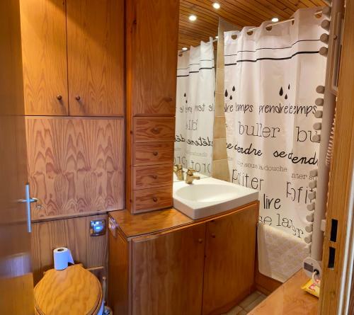bagno con lavandino e doccia di Résidence Le Sporting Cabourg a Cabourg