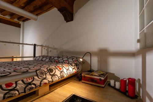 - une chambre avec un lit dans l'établissement a casa di Ale, à Lucques