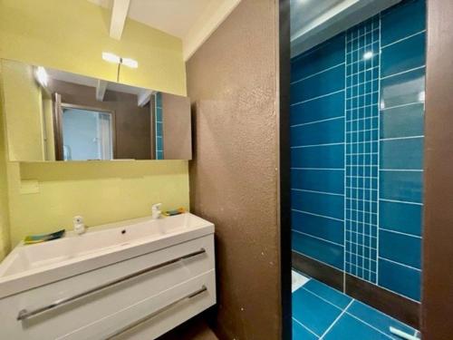 W łazience znajduje się umywalka i przeszklony prysznic. w obiekcie Studio Saint-Pierre-Quiberon, 1 pièce, 4 personnes - FR-1-478-82 w mieście Saint-Pierre-Quiberon