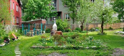 een tuin in de tuin van een huis bij Lossikamber Kalamajas in Tallinn