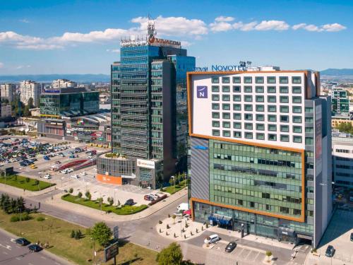 une vue aérienne sur une ville avec de grands bâtiments dans l'établissement Novotel Sofia, à Sofia