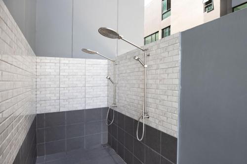 Ban Ket Ho的住宿－Central Hill View 1BR Apartment A940 C，浴室设有白色瓷砖淋浴。