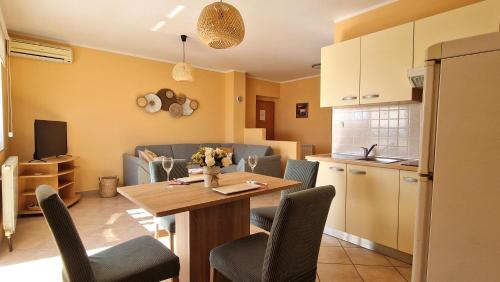 kuchnia i jadalnia ze stołem i krzesłami w obiekcie Apartments Ana & Ivan w Krku