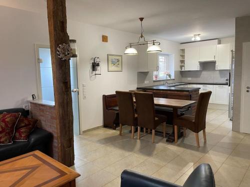 uma cozinha e sala de jantar com mesa e cadeiras em Charmante Ferienwohnung in idyllischer Lage em Jever