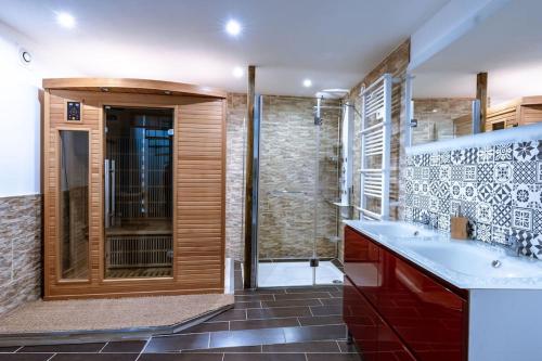 une salle de bain avec une baignoire, une douche et un lavabo dans l'établissement Lou Roucas : Agréable maison de village avec vue, à Fontaine-de-Vaucluse