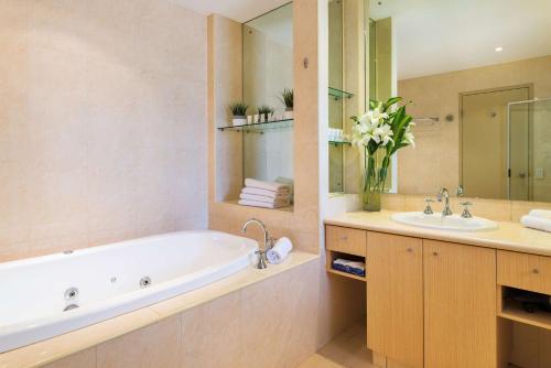La salle de bains est pourvue d'une baignoire et d'un lavabo. dans l'établissement Rydges Kalgoorlie, à Kalgoorlie