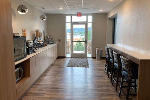 a room with a bar with chairs and a kitchen at Microtel Inn & Suites by Wyndham Woodland Park in Woodland Park