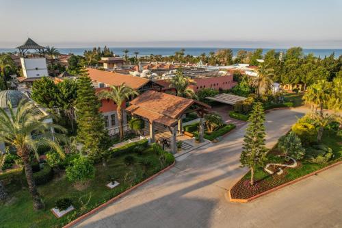 een luchtzicht op een resort met palmbomen bij Club Hotel Felicia Village in Kızılot