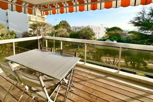 d'un balcon avec une table et des chaises sur une terrasse. dans l'établissement Beautiful apartment - Air Conditionning -Pool -10min Beach -Parking near, à Antibes