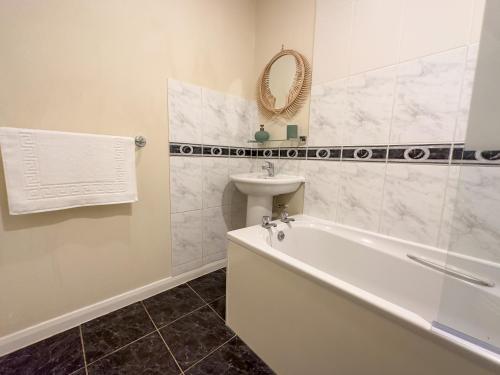 een badkamer met een wastafel, een bad en een wastafel bij Wonderful Pavilion View 1BR by Sullivan Stays in Brighton & Hove