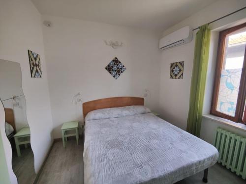 a small bedroom with a bed and a window at La Rosa di Orvieto in Orvieto