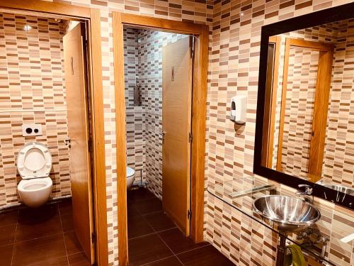 La salle de bains est pourvue de toilettes et d'un lavabo. dans l'établissement Alojamiento Camino Portugues, à O Porriño