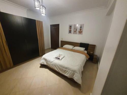 um quarto com uma cama grande num quarto em A stylish cozy apartment close to Cairo airport. em Cairo