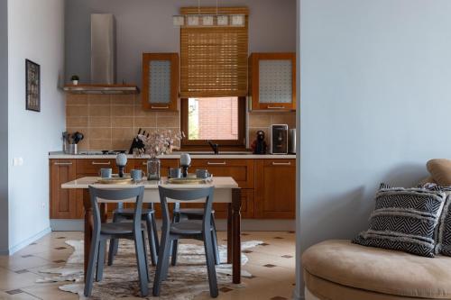 een keuken met een tafel en stoelen in een kamer bij Mountain view close to Talgar Almaty in Kaynazarka