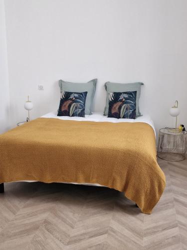 - une chambre avec un grand lit et 2 oreillers dans l'établissement Laetitia, à Bastia