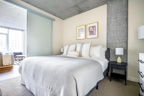 ein Schlafzimmer mit einem weißen Bett und einem großen Fenster in der Unterkunft Downtown Bellevue 1BR w Lounge Gyms nr shops SEA-125 in Bellevue