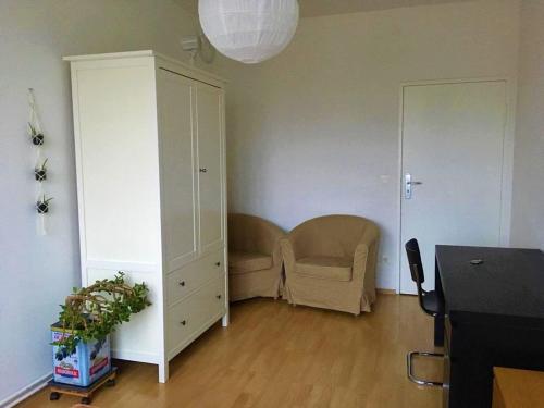 salon z krzesłem i szafką w obiekcie Private room in the centre of Berlin w Berlinie