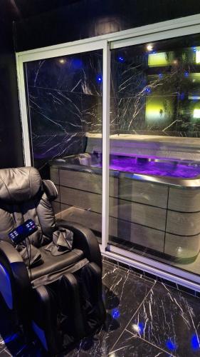 une chambre avec une chaise en face d'une fenêtre dans l'établissement Medusa spa 34*, à Montpellier