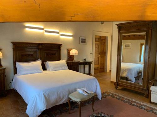 a bedroom with a large white bed and a mirror at Villa Valmarana De Toni in Creazzo