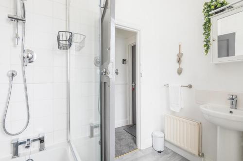 ein Bad mit einer Dusche und einem Waschbecken in der Unterkunft Cambridge - Private Room 3 by Milton Guest House in Cambridge
