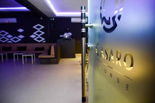 Gasaro Hotelに飾ってある許可証、賞状、看板またはその他の書類