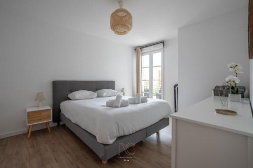 a bedroom with a bed with white sheets and a window at *Disneyland-Paris*4pers, Netflix, Parking, Wifi in Serris