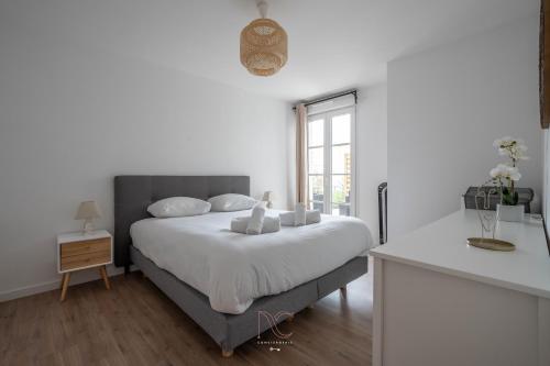 sypialnia z łóżkiem z białą pościelą i oknem w obiekcie *Disneyland-Paris*4pers, Netflix, Parking, Wifi w mieście Serris