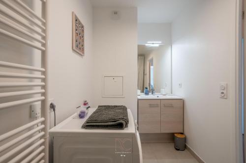 a white kitchen with a counter and a sink at *Disneyland-Paris*4pers, Netflix, Parking, Wifi in Serris