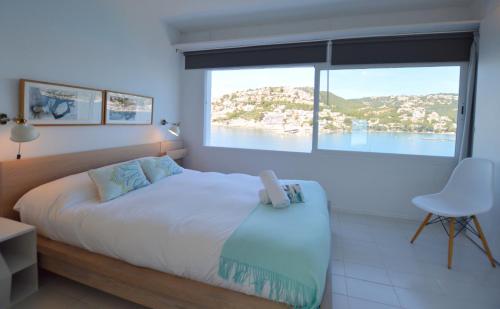 ポルト・ダンドラッチにあるVilla Sant Carlesのベッドルーム1室(ベッド1台、大きな窓付)